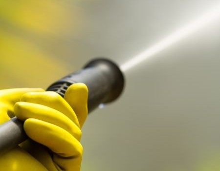 Winter-Safe Pressure Washing in the Upstate: Temps, Detergents, & Timing